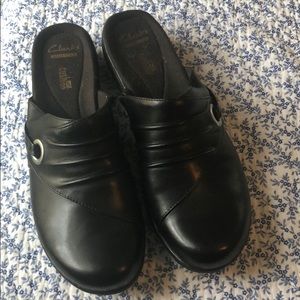 Clarks black clogs